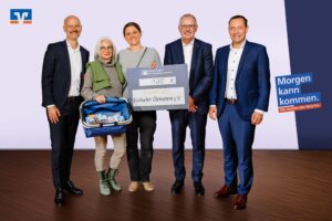 Gruppenbild der Preisverleihung: Der Fischbacher Elternverein e.V. präsentiert die erhaltene Geld- und Sachspende.