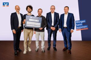 Gruppenbild der Preisverleihung: Der Kulturbahnhof Hersbruck e.V. erhält beim Förderpreis 2025 einen Scheck in Höhe von 2.000 Euro.