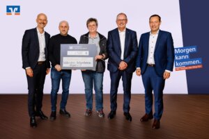 Gruppenbild der Preisverleihung: Wallenstein-Festspiele Altdorf e.V. erhält beim Förderpreis 2025 einen Scheck in Höhe von 2.500 Euro.