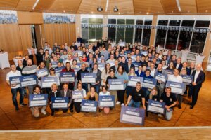 Die Gewinner des Förderpreises 2025 präsentieren stolz ihre Schecks.